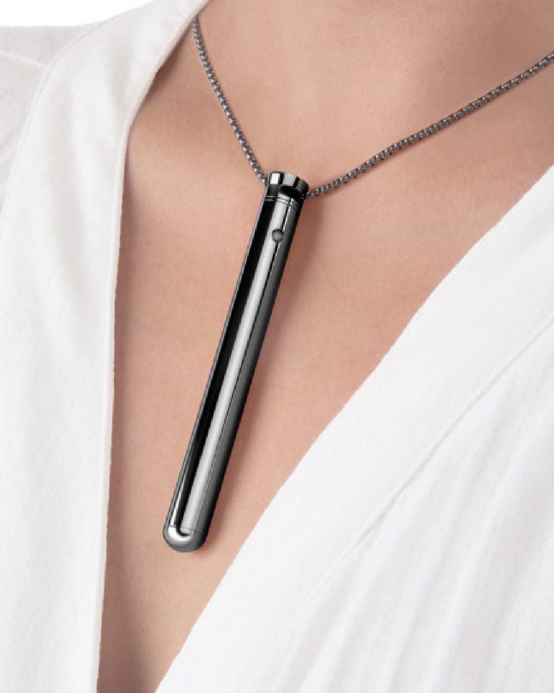 Le Wand Vibrating Necklace - Black on model 